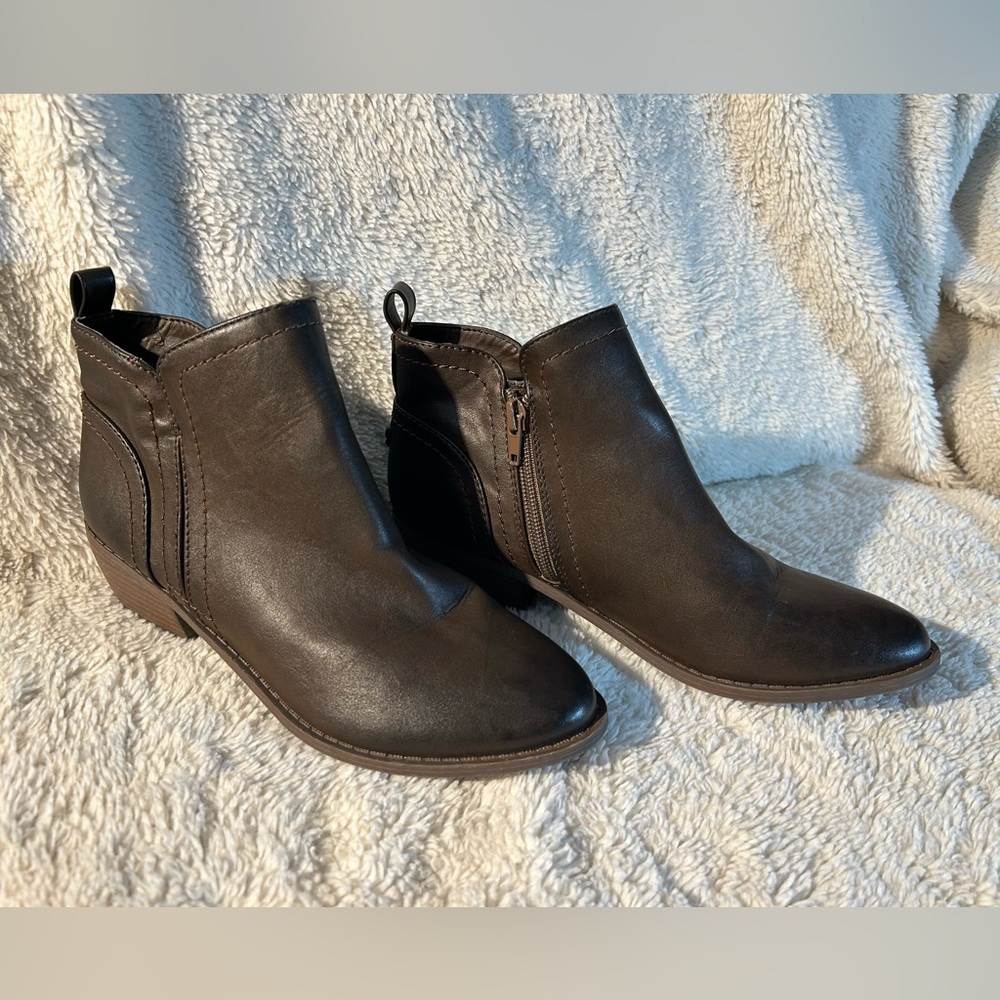 G By Guess Women’s Side Zip Brown Tammie Ankle Boots, Size 6.5 (SH02)